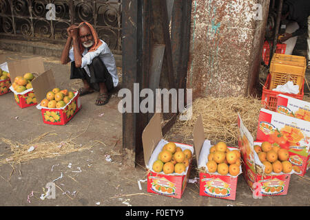 Mumbai, Maharashtra. 6. April 2014. 6. April 2014, Mumbai - India.A Mango Verkäufer bei Crawford Market am Mumbai.Crawford Markt ist der größte in Mumbai und enthält dem letzten Hauch des britischen Bombay.The Crawford Market Häuser ein Großmarkt Obst, Gemüse und Geflügel. Ein Ende des Marktes ist eine Tierhandlung. In diesem Bereich finden Sie verschiedene Sorten von Hunden, Katzen und Vögel. Die meisten Verkäufer in den Markt eingeführten Gegenstände wie Nahrungsmittel, Kosmetik, Haushalt und Geschenkartikel zu verkaufen. Es war der größte Großhandelsmarkt für Früchte in Mumbai bis März 1996, wenn der Großhändler wir Stockfoto