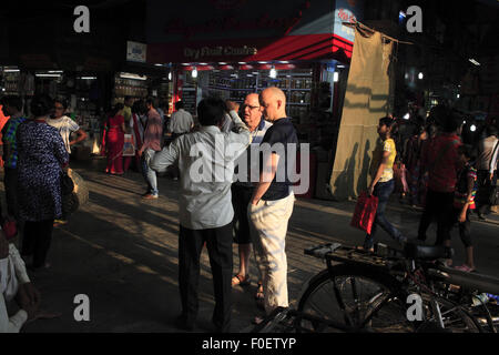 Mumbai, Maharashtra. 5. April 2014. 5. April 2014, Mumbai - India.A "Marktübersicht" engagiert sich ausländische Touristen als ihr nimmt Ihnen Crawford Market in Mumbai. © Subhash Sharma/ZUMA Draht/Alamy Live-Nachrichten Stockfoto