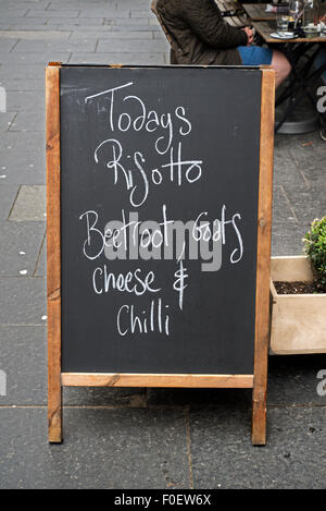 Risotto von der Tag - rote Beete, Ziegen Käse und Chili, Ecco Vino auf Cockburn Street in Edinburghs Altstadt. Stockfoto