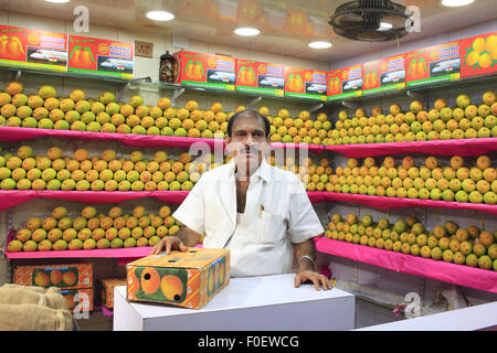 Mumbai, Maharashtra. 1. April 2014. 1. April 2014, Mumbai - India.Ram Mordes an seiner frischen Obst-Shop bei Crawford Market. Es ist die Jahreszeit der indischen Alphonso Mangoes.Crawford Markt ist der größte in Mumbai, und enthält dem letzte Hauch von britischen Bombay.The Crawford Market Häuser ein Großmarkt Obst, Gemüse und Geflügel. Ein Ende des Marktes ist eine Tierhandlung. In diesem Bereich finden Sie verschiedene Sorten von Hunden, Katzen und Vögel. Die meisten Verkäufer in den Markt eingeführten Gegenstände wie Nahrungsmittel, Kosmetik, Haushalt und Geschenkartikel zu verkaufen. Es war die wichtigsten Großmarkt für Obst in Stockfoto