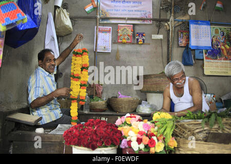 Mumbai, Maharashtra. 1. April 2014. 1. April 2014, Mumbai - besitzt India.Mohan Daulat Jadhav (rechts) ein Blume Stand auf Crawford Market.Crawford Markt ist der größte in Mumbai, und enthält dem letzte Hauch von britischen Bombay.The Crawford Market Häuser ein Großmarkt Obst, Gemüse und Geflügel. Ein Ende des Marktes ist eine Tierhandlung. In diesem Bereich finden Sie verschiedene Sorten von Hunden, Katzen und Vögel. Die meisten Verkäufer in den Markt eingeführten Gegenstände wie Nahrungsmittel, Kosmetik, Haushalt und Geschenkartikel zu verkaufen. Es war der größte Großhandelsmarkt für Früchte in Mumbai bis März 1996, wenn Stockfoto