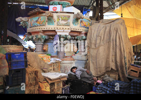 Mumbai, Maharashtra. 6. April 2014. 2. April 2014, Mumbai - India.View des Wassers Brunnen in Crawford Market in Mumbai wurden entworfen von John Lockwood Kipling, der Vater des Schriftstellers Rudyard Kipling. Heute sieht man Kiplings Brunnen innerhalb des Marktes selbst, im Marktgebiet Vogel. Obwohl oft teilweise durch versteckte Kisten mit Obst und Gemüse kann man die Schutzgöttin Tiere und der Indian River Göttin machen geformt und hell im klassischen Stil bemalt. Die Friese am äußeren Eingang Darstellung indischen Bauern und Steinbrunnen im Inneren wurden von John Lockwood K entworfen. Stockfoto