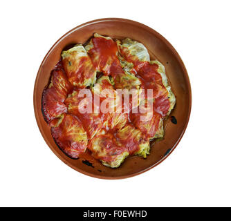 Holishkes - traditionelle jüdische Kohl Roll dish.cabbage Blätter eingewickelt in Paket-Manier um gehacktem Fleisch und Tomaten sauc Stockfoto