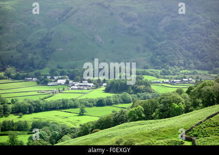 Borrowdale Tal & Rosthwaite Dorf, Nationalpark Lake District, Cumbria, England, UK im Sommer Stockfoto