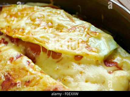Parmigiana di Zucchine - Zucchini mit Käse und Tomaten. Italienisches Essen Stockfoto