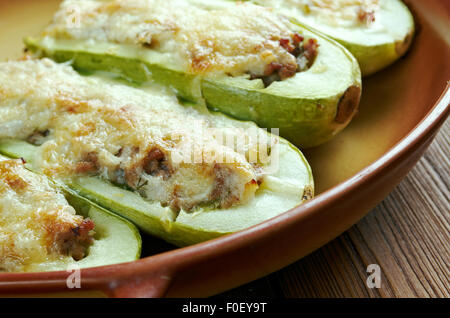 Punjene Tikvice-Zucchini gefüllt mit Reis und Fleisch. in allen Balkan-Ländern gemeinsame Gericht Stockfoto