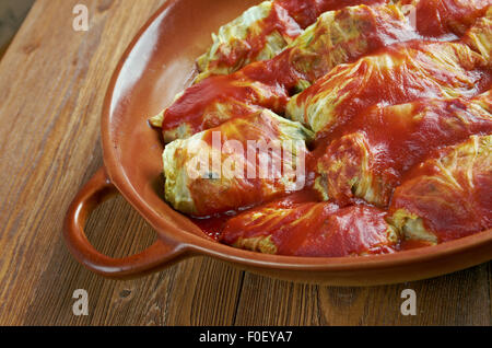 Holishkes - traditionelle jüdische Kohl Roll dish.cabbage Blätter eingewickelt in Paket-Manier um gehacktem Fleisch und Tomaten sauc Stockfoto