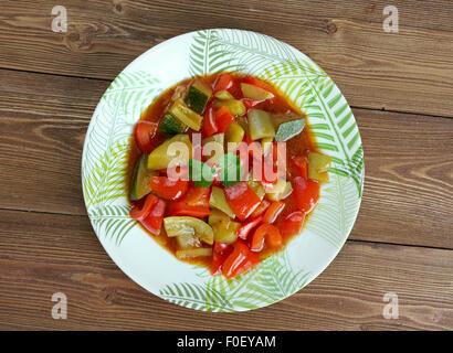 Pisto - spanisches Gericht. gemacht von Tomaten, Zwiebeln, Auberginen oder Zucchini, grüne und rote Paprika und Olivenöl Stockfoto