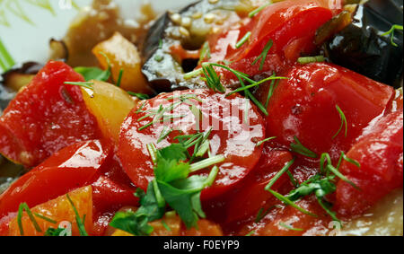 Tombet - traditionelles Gemüsegericht aus Mallorca. in Scheiben geschnittenen Auberginen und rote Paprika in Olivenöl gebraten. Stockfoto