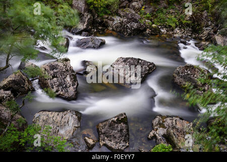 Afon Glaslyn fließt durch den Aberglaslyn-Pass in der Nähe von Beddgelert in Snowdonia-Nationalpark. Stockfoto