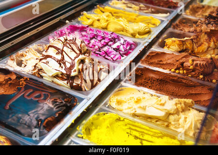 Viele Boxen italienisches Eis Eis in einem Geschäft Stockfoto