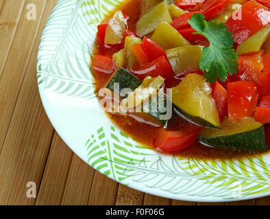 Pisto - spanisches Gericht. gemacht von Tomaten, Zwiebeln, Auberginen oder Zucchini, grüne und rote Paprika und Olivenöl Stockfoto