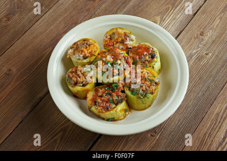 Topan Kabak Dolmasi - Zucchini gefüllt mit Reis und Fleisch. Türkische Küche Stockfoto