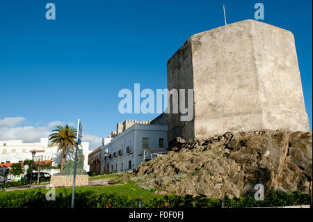 Tarifa, Spanien - anzeigen 26. Dezember 2013 auf dem modernen Teil von Tarifa und alte Castillo de Guzman Turm in Andalusien, Stockfoto