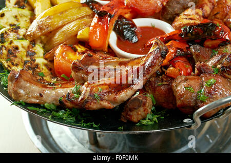 Schaschlik-Mix. Verschiedene Arten Matte geröstet mit Gemüse closeup Stockfoto