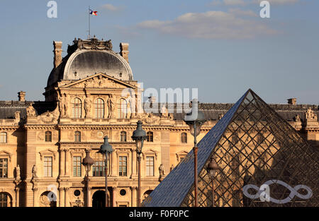 Der Louvre und die Glaspyramide fangen das Ende des Sommerlicht, Paris, Frankreich, Europa Stockfoto