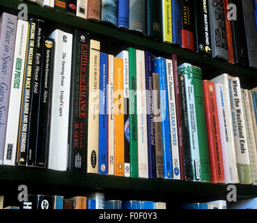 Eine Auswahl an Büchern meist über Umweltthemen und Verwandte Themen. Stockfoto