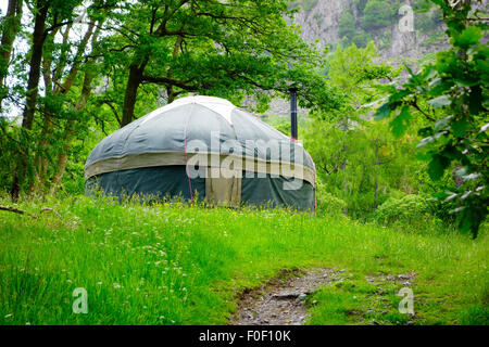 Jurte im Wald bei Borrowdale, Nationalpark Lake District, Cumbria, England, UK im Sommer Stockfoto