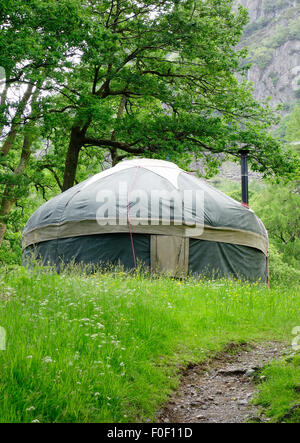 Jurte im Wald bei Borrowdale, Nationalpark Lake District, Cumbria, England, UK im Sommer Stockfoto