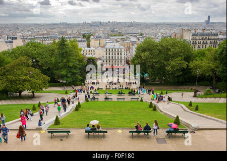 PARIS, Frankreich - 27. Juli 2015: Touristen sind den Ausblick über Paris aus dem Park vor der Sacre-Coeur in Montmartre genießen Stockfoto