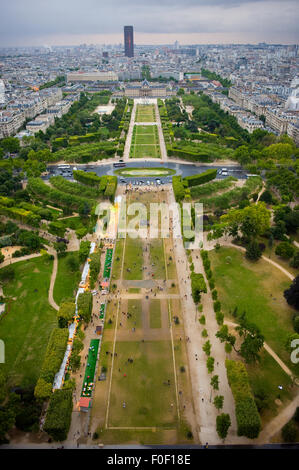 Blick vom Eiffelturm über Champ de Mars in Paris Stockfoto