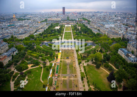Blick vom Eiffelturm über Champ de Mars in Paris Stockfoto