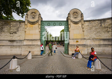 Der Eingang am Boulevard De Menilmontant Friedhof Pere Lachaise in Paris in Frankreich. Stockfoto