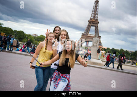 Vier Mädchen machen eine Selfie vor dem Eiffelturm in Paris in Frankreich Stockfoto