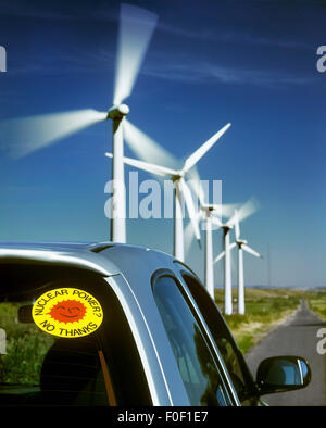 Ein "Atomkraft Nein Danke" lächelnde Sonne Aufkleber auf einem Auto neben dem Windpark Royd Moor, Spicer Hill, South Yorkshire. Stockfoto