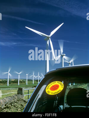 Ein "Atomkraft Nein Danke" lächelnde Sonne Aufkleber auf einem Auto neben dem Windpark Royd Moor, Spicer Hill, South Yorkshire. Stockfoto