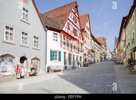 Geschäfte und Cafés auf Obere Schmiedgasse, Rothenburg Ob der Tauber, Franken, Bayern, Deutschland Stockfoto