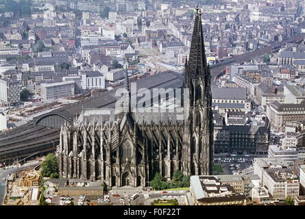 Geographie / Reisen, Deutschland, Köln, Stadtblick / Stadtblick, Blick über die Innenstadt mit Dom und Bahnlinie aus der Vogelperspektive, 1970er Jahre, Zusatzrechte-Clearences-nicht vorhanden Stockfoto