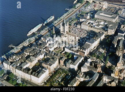 Geographie / Reisen, Deutschland, Köln, Stadtblick, Blick über das Rheinufer mit der St. Martin Kirche in der Vogelperspektive, 1970er Jahre, Zusatzrechte-Clearences-nicht vorhanden Stockfoto