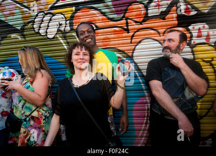 Menschen feiern beim jährlichen Brixton Big Splash festival Stockfoto