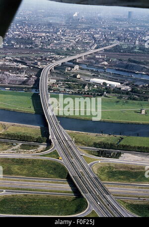 Geographie / Reisen,Deutschland,Nordrhein-Westfalen,Verkehr / Transport,des Ruhrschnellweges aus der Vogelperspektive,um 1970,Autobahn,Schnellstraße,Autobahnen,Autobahn A40,Tangente,Tangenten,Hauptverkehrsweg,Hauptverkehrswege,Ruhrgebiet,Ruhrgebiet,Ruhrgebiet,Autobahn,Autobahnen,Stadtgebiet,Ballungsgebiet,Ballungsgebiet,Ballungsgebiet,Verkehrsnetz,Verkehrsnetz,Verkehrsnetz,Verkehrsnetz,Verkehrsnetz,Verkehrsnetz,Verkehrsnetz,Verkehrsnetz,Verkehrsnetz,Verkehrsnetz,Verkehrsnetz,Verkehrsnetz,Verkehrsnetz,Verkehrsnetz,Verkehrsnetz,Verkehrsnetz,Verkehrsnetz,Verkehrsnetz,Verkehrsnetz,Verkehrsnetz,Verkehrsnetz,Verkehrsnetz,Verkehrsnetz,Verkehrsnetz,Verkehrsnetz,Verkehrsnetz,Verkehrsnetz, Stockfoto