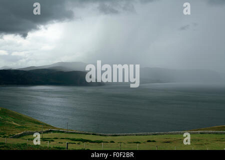 Regen Sturm bewegt über die Berge von Snowdonia National Park, Nord-Wales. (Wie aus den Great Orme, Llandudno gesehen.) Stockfoto