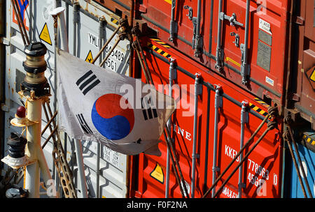 Südkoreanische Flagge und Container auf Schiff Gatun Schleusen Panama Stockfoto