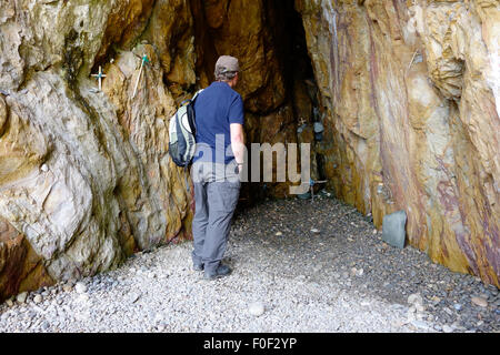 Pilger besuchen St. Ninian Höhle, Port Castle Bay, Wigtownshire, Dumfries & Galloway, Schottland, Großbritannien Stockfoto