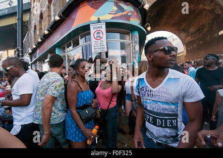 Menschen feiern beim jährlichen Brixton Big Splash festival Stockfoto