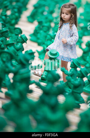 Stuttgart, Deutschland. 14. August 2015. Radina aus Ungarn führt durch die Kunstinstallation "Grenzen Ueberwinden" (Verhandlungen über Grenzen) des Künstlers Ottmar Hoerl, in Stuttgart, Deutschland, 14. August 2015. Das Stück soll die deutsche Wiedervereinigung zu erhellen. Bildnachweis: Dpa picture Alliance/Alamy Live News Stockfoto