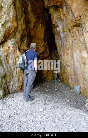 Pilger besuchen St. Ninian Höhle, Port Castle Bay, Wigtownshire, Dumfries & Galloway, Schottland, Großbritannien Stockfoto