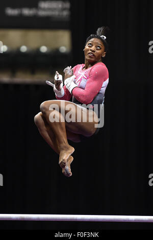 13. August 2015 - Indianapolis, Indiana, USA - World Champion SIMONE BILES hebt die Bereitstellung von am Stufenbarren Fertigmeldung sie zuerst nach dem ersten Tag des Wettbewerbs bei den 2015 P und G Gymnastik-Meisterschaften. (Kredit-Bild: © Amy Sanderson über ZUMA Draht) Stockfoto