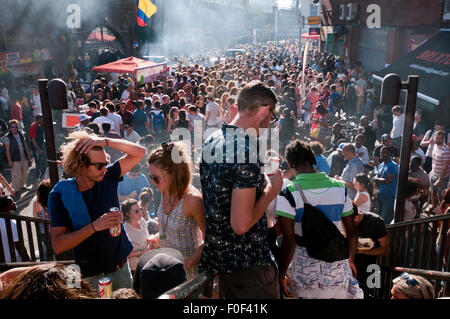 Menschen feiern beim jährlichen Brixton Big Splash festival Stockfoto