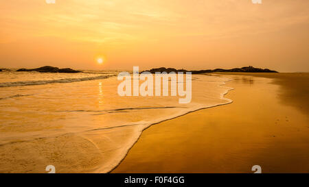 Sonnenuntergang am Chera Rock, eine Strecke von menschenleeren Sandstrand an der Malabar-Küste. Stockfoto