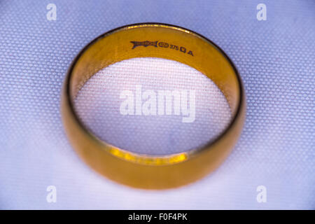 Ein Mans 9 Karat gold Ehering vor einem weißen Hintergrund Stockfoto