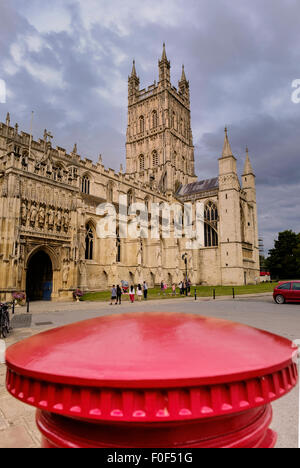 Kathedrale von Gloucester mit Top-rot Post/Brief box im Vordergrund. Touristen im Hintergrund. Gloucestershire England UK Stockfoto