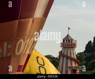 Luftballons aufblasen in der Arena in der Nähe der Helter-Skelter an der 37th Annual Bristol Balloon Fiesta, Stockfoto