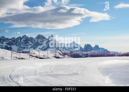 Eingestellte Neigung auf des Berges Höhn. Skifahren in den Dolomiten, Val di Fiemme, Italien. Stockfoto