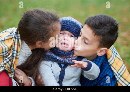 jungen und Mädchen tröstend Bruder Weinen Stockfoto