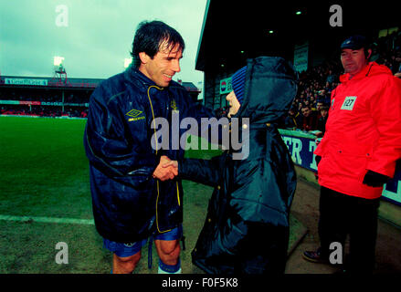 Chelsea legende Gianfranco Zola trifft ein junger Fan auf der Dell Southampton FC home Boden vor dem Spiel. Stockfoto